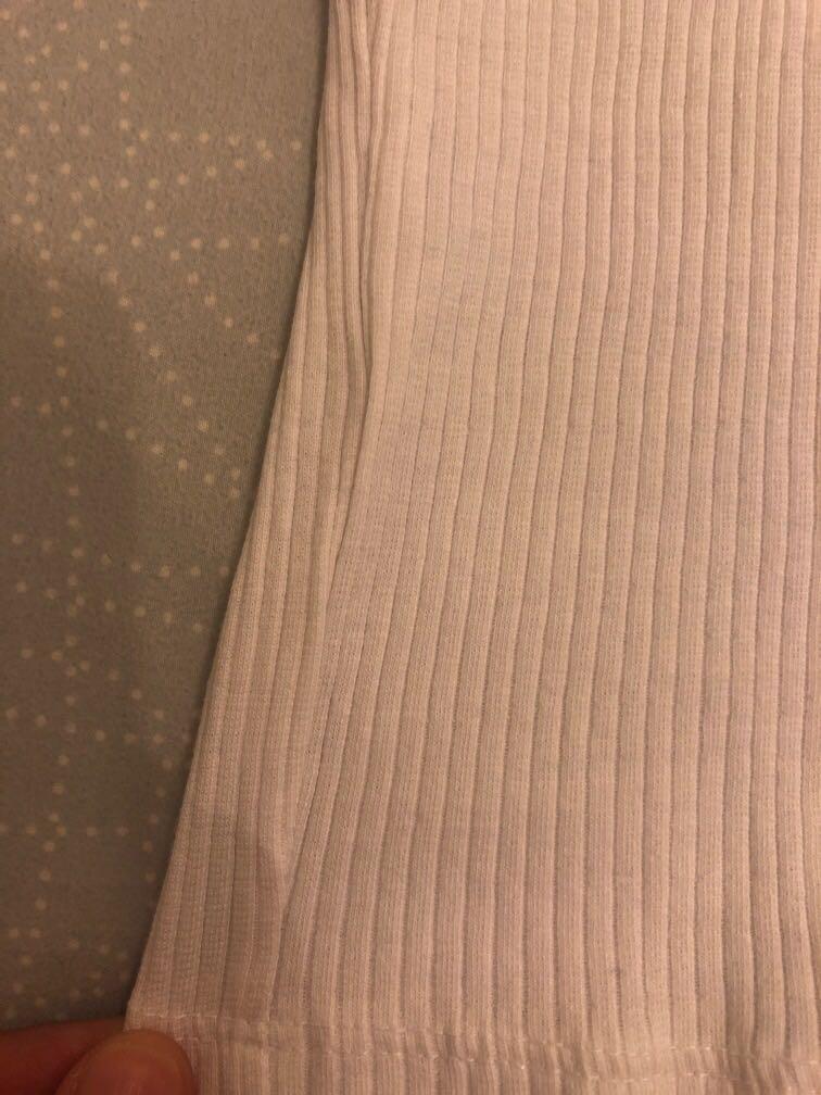 H&M Basic White Ribbed Crop-top shirt (Category: Others Tops) located in Taguig. Submitted by eckabels21 (Listing ID 266958522, Image 2). Description: In good condition No flaws .