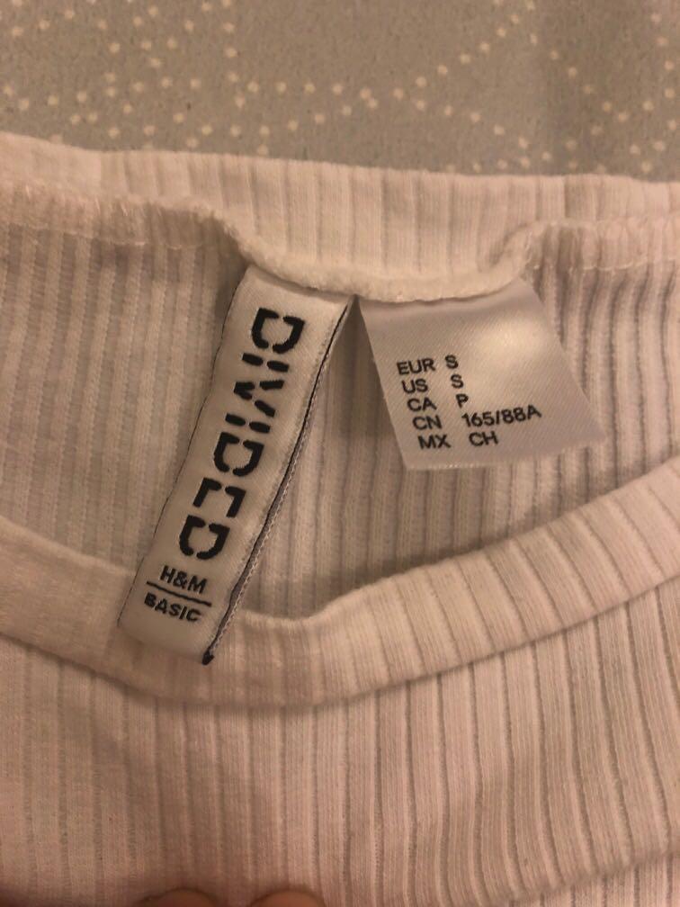 H&M Basic White Ribbed Crop-top shirt (Category: Others Tops) located in Taguig. Submitted by eckabels21 (Listing ID 266958522, Image 3). Description: In good condition No flaws .