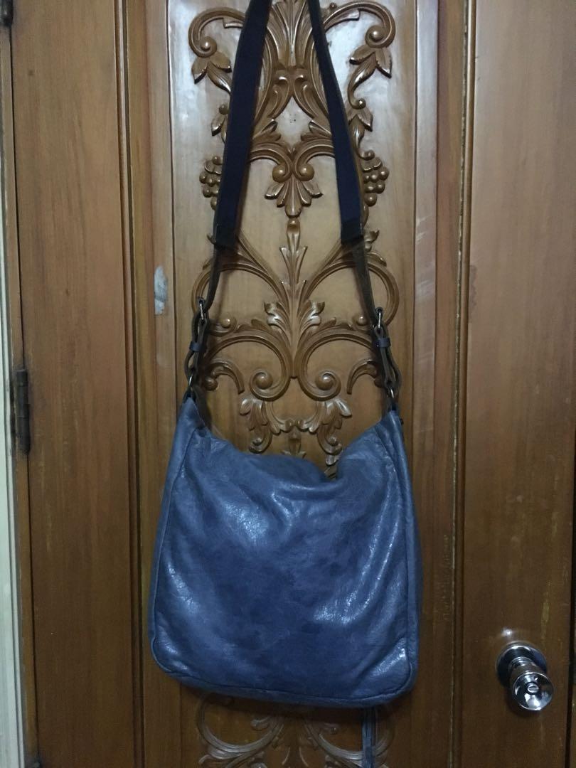 Balenciaga Messenger Bag (Category: Luxury Bags & Wallets) located in Quezon City. Submitted by karma_para_sa_bogus (Listing ID 267089048, Image 3). Description: Balenciaga messenger bag. Authentic. Unisex. Blue color. Very good preOwned condition. You want? 18,900php. .