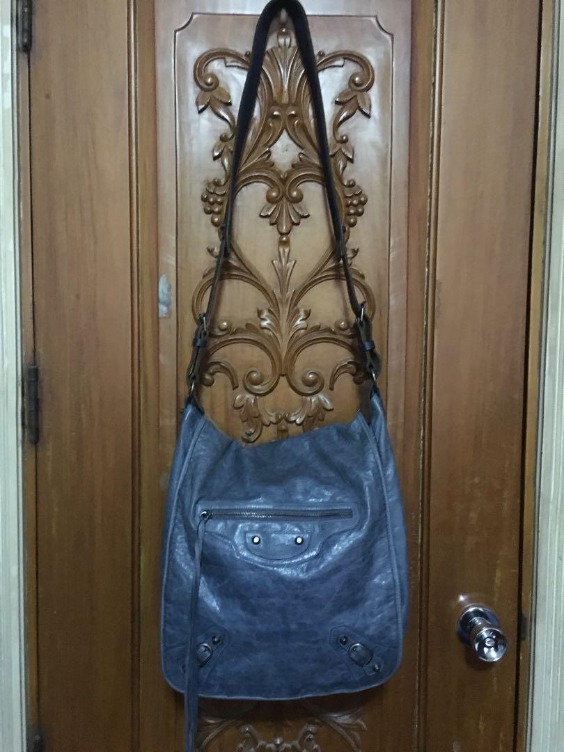 Balenciaga Messenger Bag (Category: Luxury Bags & Wallets) located in Quezon City. Submitted by karma_para_sa_bogus (Listing ID 267089048, Image 1). Description: Balenciaga messenger bag. Authentic. Unisex. Blue color. Very good preOwned condition. You want? 18,900php. .