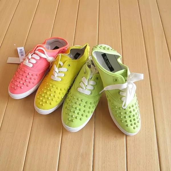girls lace up sneakers