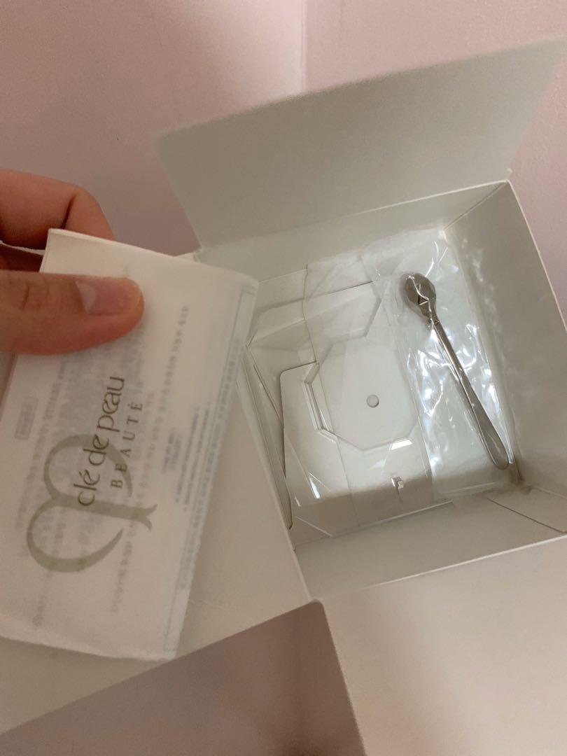 Cle de Peau Beaute intensive eye contour creme (complete) (Category: Face Care) located in Quezon City. Submitted by maquillage_php (Listing ID 267307318, Image 2). Description: Bought in singapore this year for US $265 or php 13.7k. Around 20% full as seen on pics. Complete with unused wand, and stand. This is a bargain if you want to be able to try this 13,700 peso eye cream. Originally 15ml, estimated about 3ml left. Sanitized as I just use a 