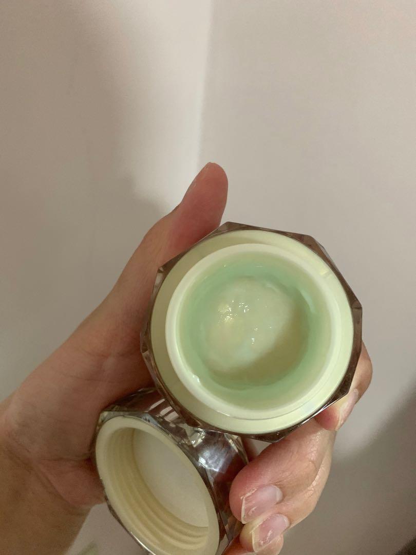Cle de Peau Beaute intensive eye contour creme (complete) (Category: Face Care) located in Quezon City. Submitted by maquillage_php (Listing ID 267307318, Image 3). Description: Bought in singapore this year for US $265 or php 13.7k. Around 20% full as seen on pics. Complete with unused wand, and stand. This is a bargain if you want to be able to try this 13,700 peso eye cream. Originally 15ml, estimated about 3ml left. Sanitized as I just use a 