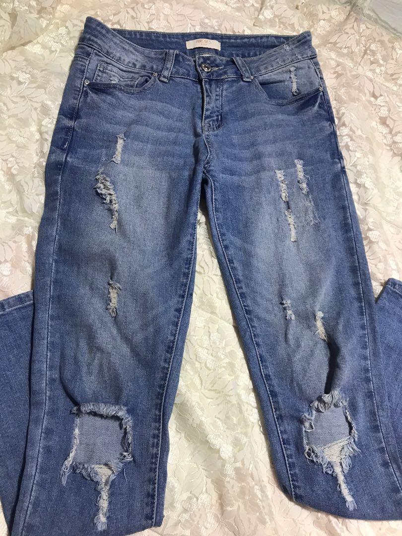 F21 ripped jeans (Category: Jeans) located in Las Pinas. Submitted by _audi (Listing ID 267293921, Image 1). Description: Never been used, nakastock lang sa cabinet ORIGINALLY BOUGHT AT F21 SM SOUTHMALL FOR 1,199.