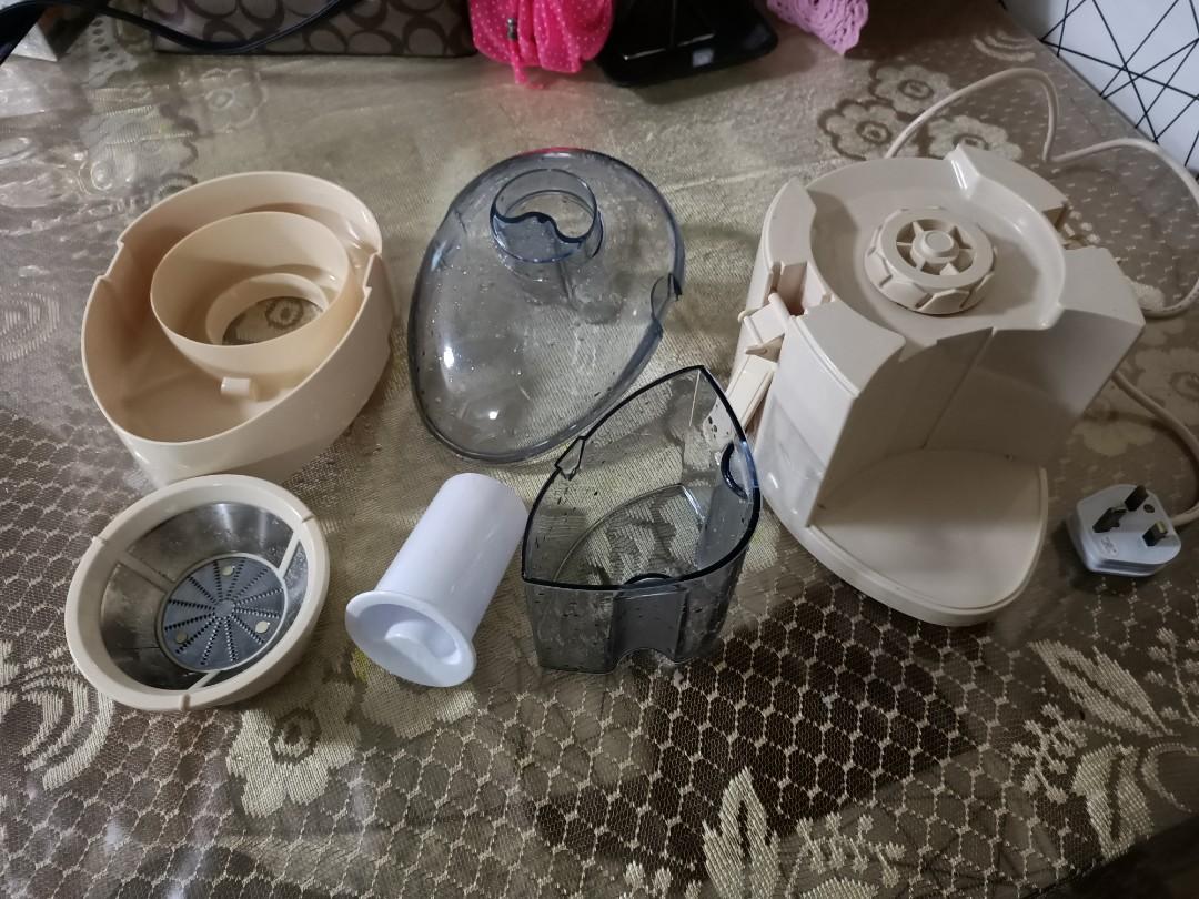 Juice Extractor (Category: Juicers, Blenders & Grinders) located in Singapore. Submitted by kedodol1 (Listing ID 267274397, Image 3). Description: Sona Juice Extractor. Used only 3 times, after that keep in the storeroom. Still in good working condition. Self-collect at Bukit Batok..