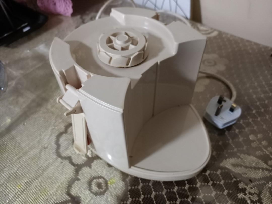 Juice Extractor (Category: Juicers, Blenders & Grinders) located in Singapore. Submitted by kedodol1 (Listing ID 267274397, Image 6). Description: Sona Juice Extractor. Used only 3 times, after that keep in the storeroom. Still in good working condition. Self-collect at Bukit Batok..