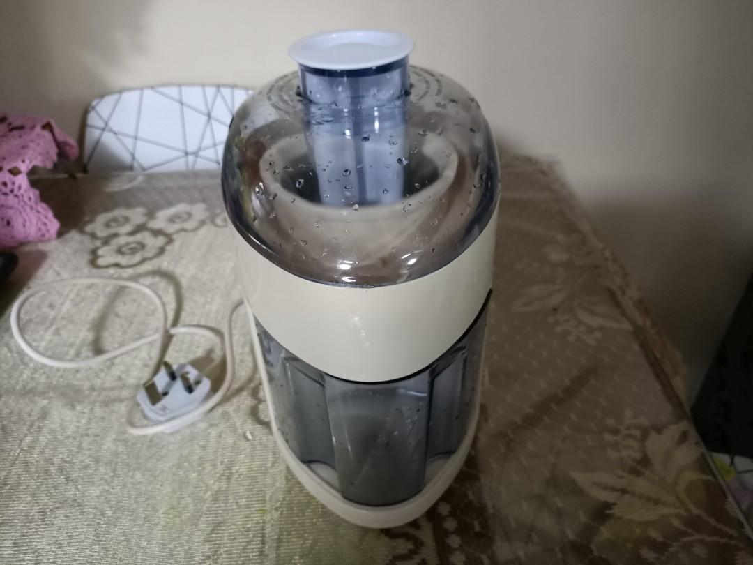 Juice Extractor (Category: Juicers, Blenders & Grinders) located in Singapore. Submitted by kedodol1 (Listing ID 267274397, Image 5). Description: Sona Juice Extractor. Used only 3 times, after that keep in the storeroom. Still in good working condition. Self-collect at Bukit Batok..