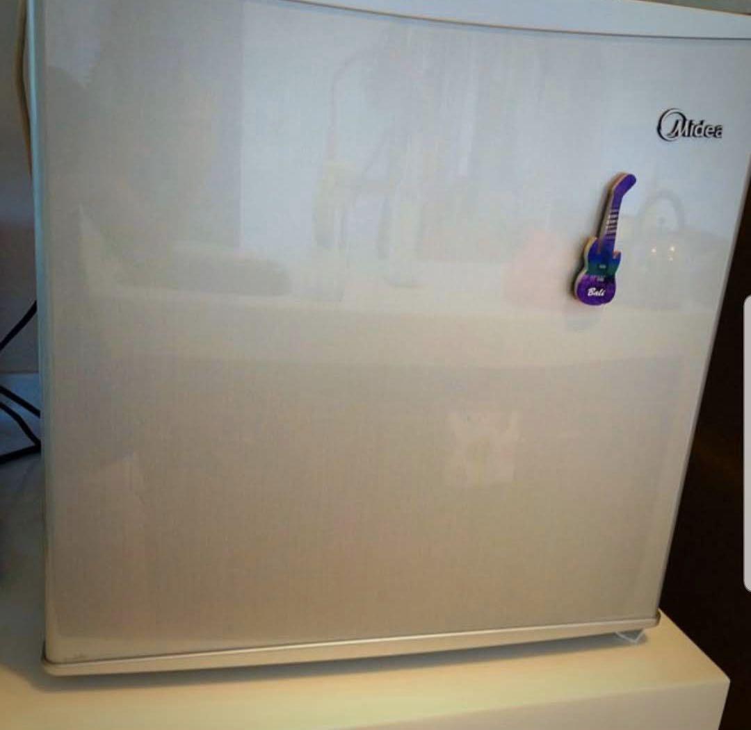 Midea WHS65LW1 (Mini Fridge), TV & Home Appliances, Kitchen Appliances