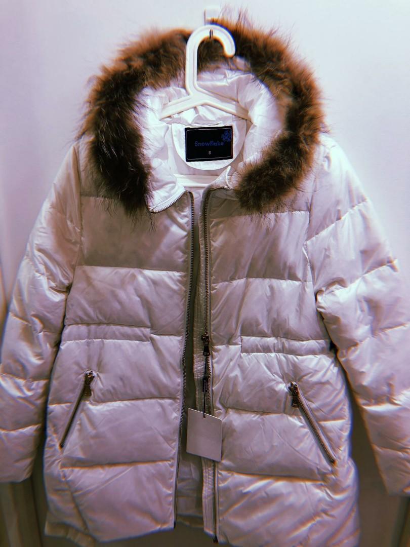 Winter Jacket (Category: New Undergarments & Loungewear) located in Singapore. Submitted by saffron27 (Listing ID 267312633, Image 1). Description: Original price @sgd289.00. beautiful white colour.Trendy full-length slim fit jacket, featuring 4 layers construction with adjustable hood-string for protection of strong winds Two side fleece lined with invisible zip handwarmer pockets, two inner chest pocket with zipper closure and loop buttons for 