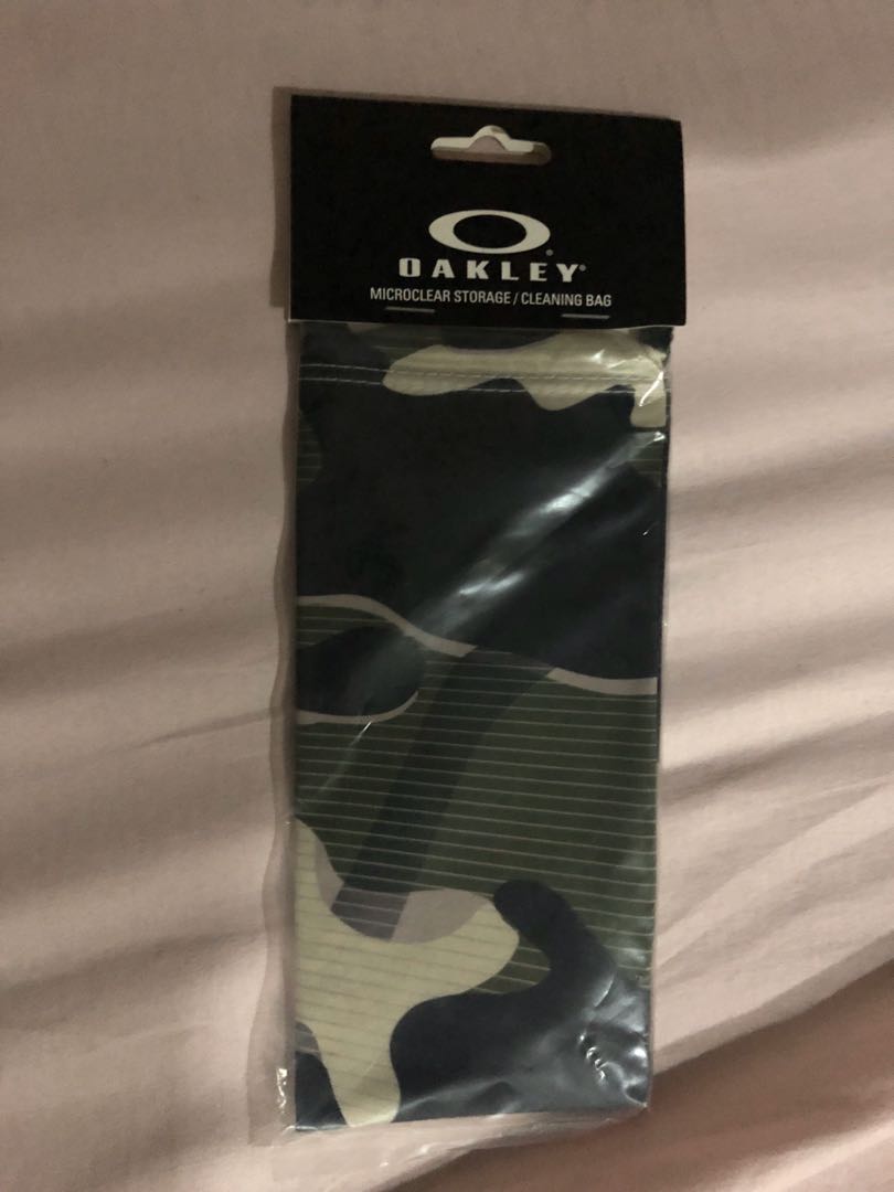 Oakley cleaning kit, Men's Fashion, Watches & Accessories, Sunglasses