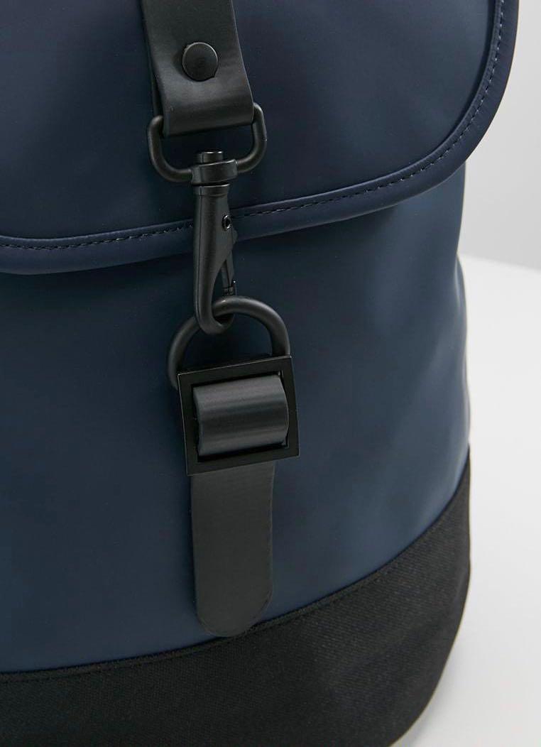 Rains hotsell backpack drawstring