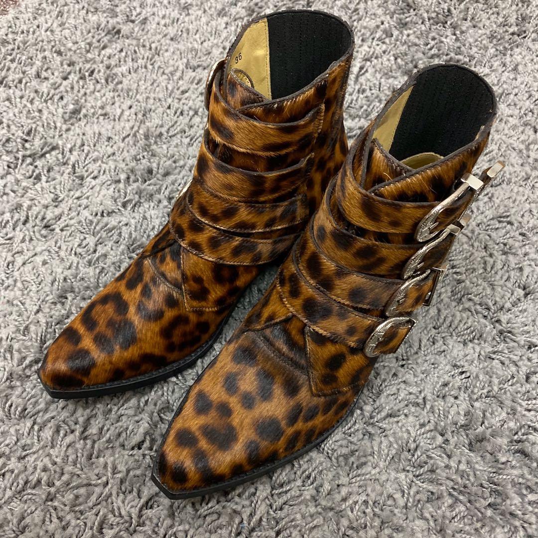 TOGA PULLA BOOT （分類：靴）位於 Hong Kong。 由 looooob 提交（商品編號 267364049，圖片 1）。簡介： Size : 36 / 38 100% Real & 100% New 原價 5390 ✖️唔好同我講價 我賣的貨品 🌟絕對不是彷真品，從不賣假野🌟 有問題請你報海關 🤐不再回答真假，出處問題 💲唔好再同我講價，講價者不回 ❤️廢事浪費大家寶貴的時間❤️ 🚫謝絕飛機友✈️🚫 🚫貨品出門，不退不換🚫 漸漸發現呢個世界原來有太多唔好既人欺騙我的善良😢 ‼️為左杜絕飛機友‼️ 由25.10.2019 起，需要面交的客人 貨品總值合共$500，需要落$200訂金保留貨品 貨品總值合共$1000，需要落$400訂金保留貨品 並於三天內完成交易🙂🙏🏻 選擇順豐到付的客人 請於出價後24小時內付款預留貨品🙂🙏🏻 請各位親見諒～～即日交收都無情講😎 接受 現金 / 轉數快 / Payme / 恒生銀行轉帳 / 支付寶 最後，希