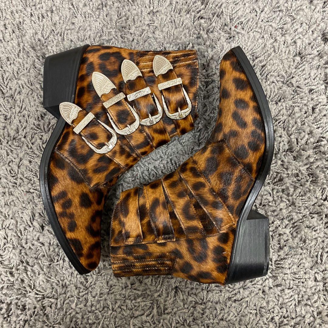 TOGA PULLA BOOT （分類：靴）位於 Hong Kong。 由 looooob 提交（商品編號 267364049，圖片 3）。簡介： Size : 36 / 38 100% Real & 100% New 原價 5390 ✖️唔好同我講價 我賣的貨品 🌟絕對不是彷真品，從不賣假野🌟 有問題請你報海關 🤐不再回答真假，出處問題 💲唔好再同我講價，講價者不回 ❤️廢事浪費大家寶貴的時間❤️ 🚫謝絕飛機友✈️🚫 🚫貨品出門，不退不換🚫 漸漸發現呢個世界原來有太多唔好既人欺騙我的善良😢 ‼️為左杜絕飛機友‼️ 由25.10.2019 起，需要面交的客人 貨品總值合共$500，需要落$200訂金保留貨品 貨品總值合共$1000，需要落$400訂金保留貨品 並於三天內完成交易🙂🙏🏻 選擇順豐到付的客人 請於出價後24小時內付款預留貨品🙂🙏🏻 請各位親見諒～～即日交收都無情講😎 接受 現金 / 轉數快 / Payme / 恒生銀行轉帳 / 支付寶 最後，希