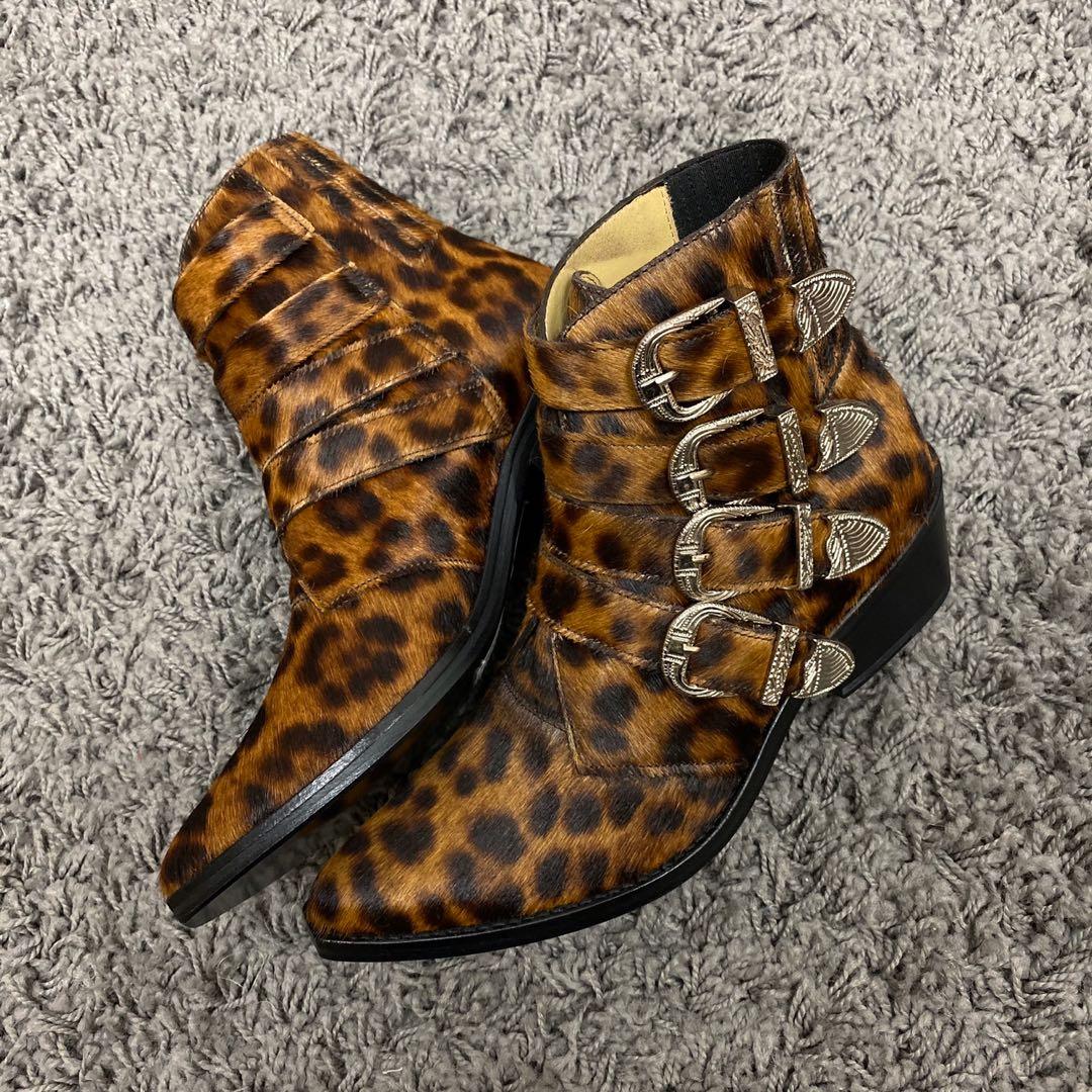 TOGA PULLA BOOT （分類：靴）位於 Hong Kong。 由 looooob 提交（商品編號 267364049，圖片 2）。簡介： Size : 36 / 38 100% Real & 100% New 原價 5390 ✖️唔好同我講價 我賣的貨品 🌟絕對不是彷真品，從不賣假野🌟 有問題請你報海關 🤐不再回答真假，出處問題 💲唔好再同我講價，講價者不回 ❤️廢事浪費大家寶貴的時間❤️ 🚫謝絕飛機友✈️🚫 🚫貨品出門，不退不換🚫 漸漸發現呢個世界原來有太多唔好既人欺騙我的善良😢 ‼️為左杜絕飛機友‼️ 由25.10.2019 起，需要面交的客人 貨品總值合共$500，需要落$200訂金保留貨品 貨品總值合共$1000，需要落$400訂金保留貨品 並於三天內完成交易🙂🙏🏻 選擇順豐到付的客人 請於出價後24小時內付款預留貨品🙂🙏🏻 請各位親見諒～～即日交收都無情講😎 接受 現金 / 轉數快 / Payme / 恒生銀行轉帳 / 支付寶 最後，希
