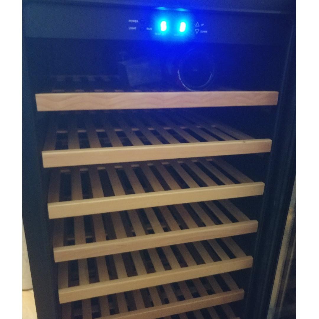 WHIRLPOOL WINE COOLER ARC2100, 家庭電器, 廚房電器, 酒窖及存倉 Carousell
