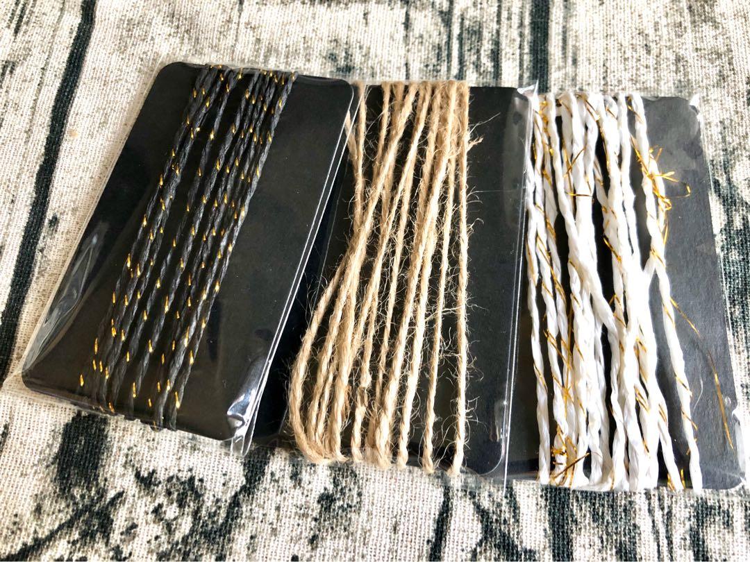 Assorted Strings (200cm pack) （分類：工藝用品及工具）位於 Hong Kong。 由 bakethebake 提交（商品編號 267623186，圖片 1）。簡介： 🎄Product: Paper/Hemp String 2 Meter Pack 🎄Pattern: Black with gold string/Hemp/White with gold string $8 per pack 🎄Description: Great for gift wrapping decoration etc Delivery Method: Only by either SF or local post at buyers cost 🙏🏻 FREE delivery for purchase over $500 or more within New Territory & Kowloon area only, surcharge applies for HK i