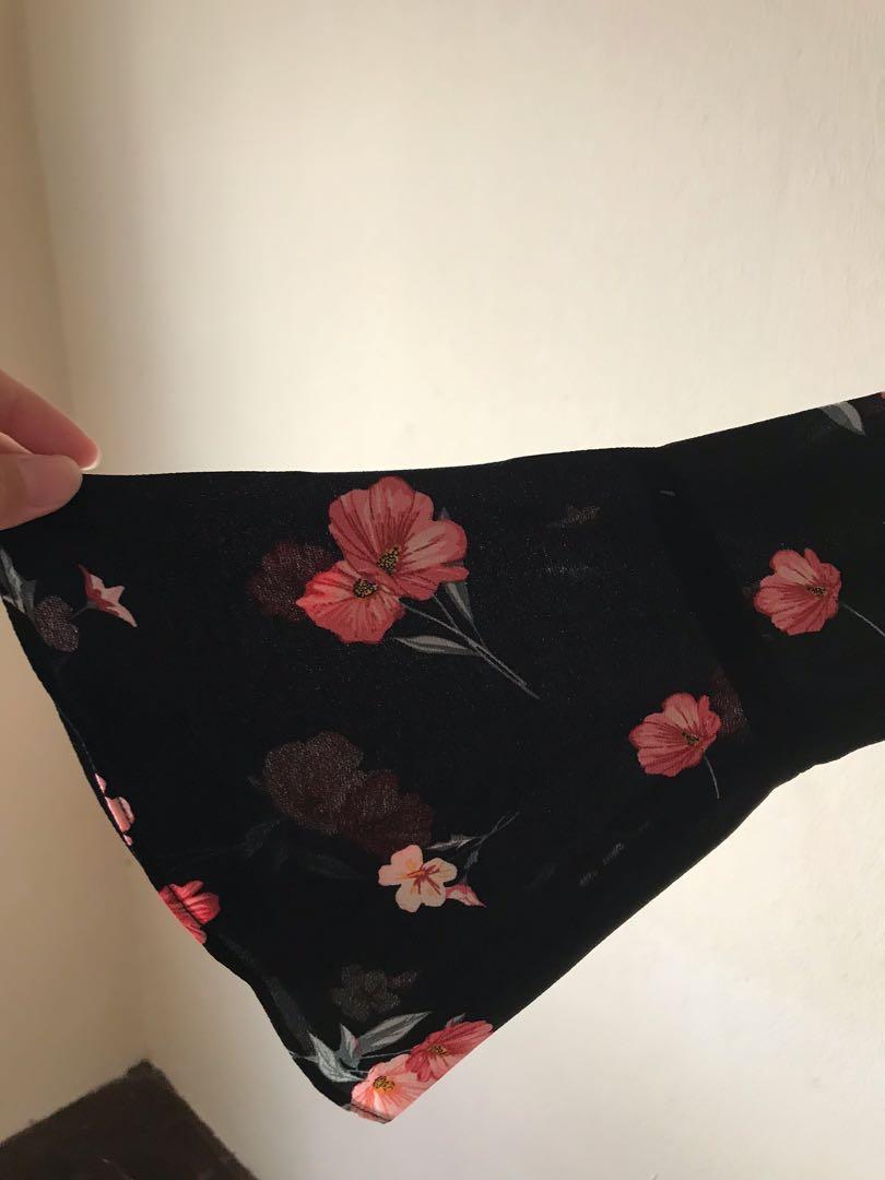 Blouse (Category: Tops) located in Klang. Submitted by aniesfar (Listing ID 267526232, Image 3). Description: Condition like new.