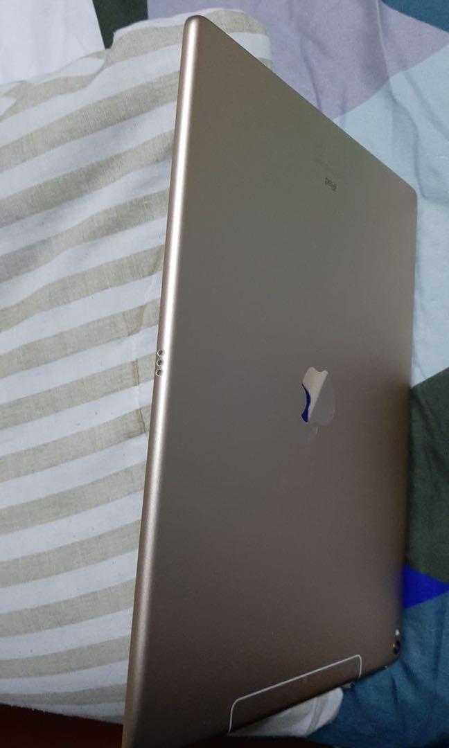 Ipad Pro 12.9 2nd gen 256gb with original keypad Gold , Mobile