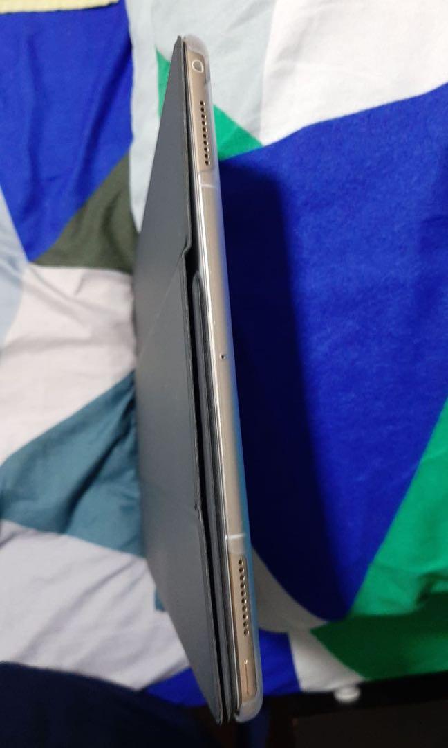 Ipad Pro 12.9 2nd gen 256gb with original keypad Gold , Mobile