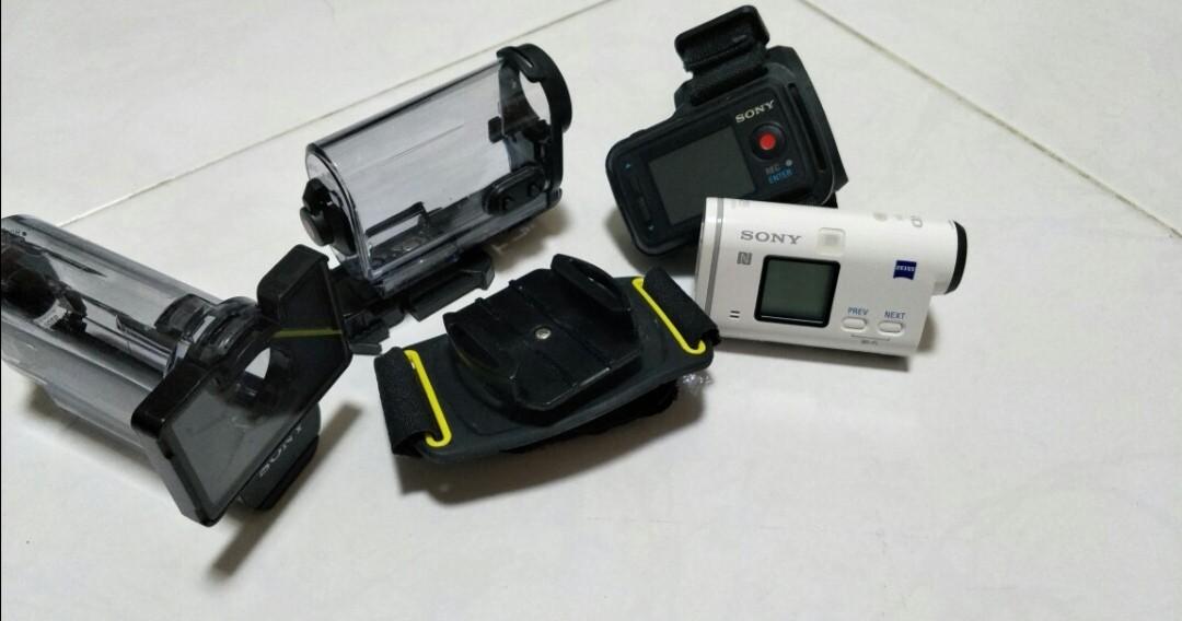 Sony Action Cam HDR-AS200V with Live-view Remote, Wrist Strap