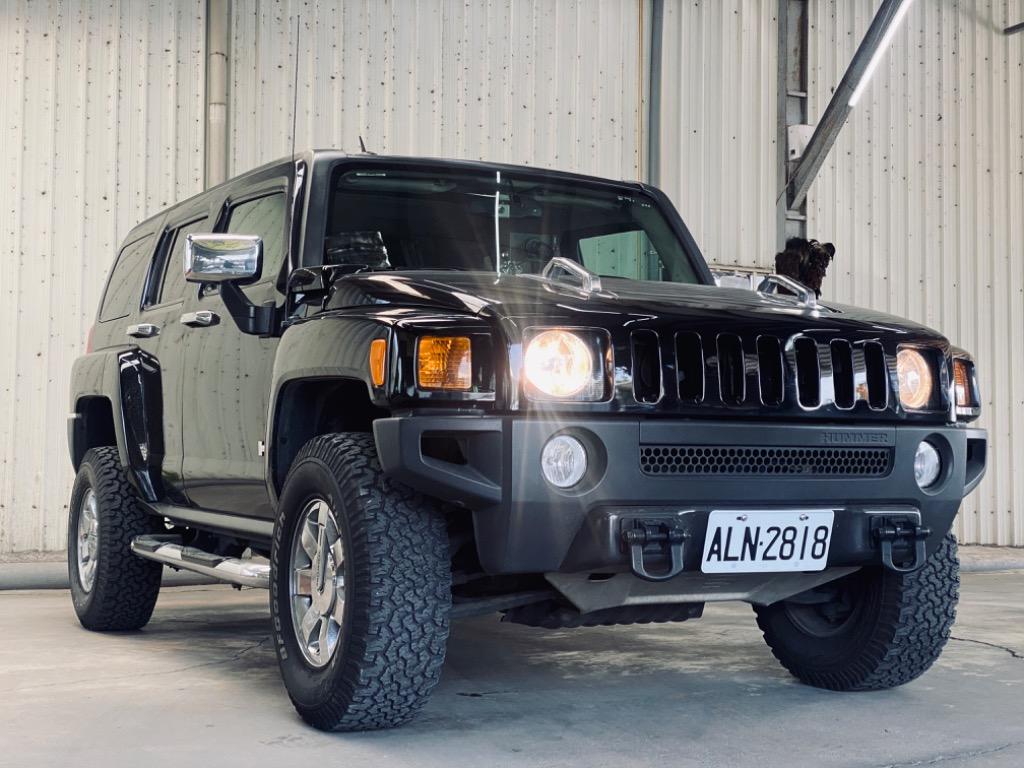 售07年hummer H3 運動型suv H3是悍馬車旗下最小的成員 尺寸比h2更小 油耗也較少 卻保留了悍馬的韻味以及出色的越野能力 車廠希望能扭轉以往給人的陽剛印象 變得更實用 更貼近消費路線 其座艙空間與實用性能和bmw X3 Land Rover Freelander等車一較高下 想要與