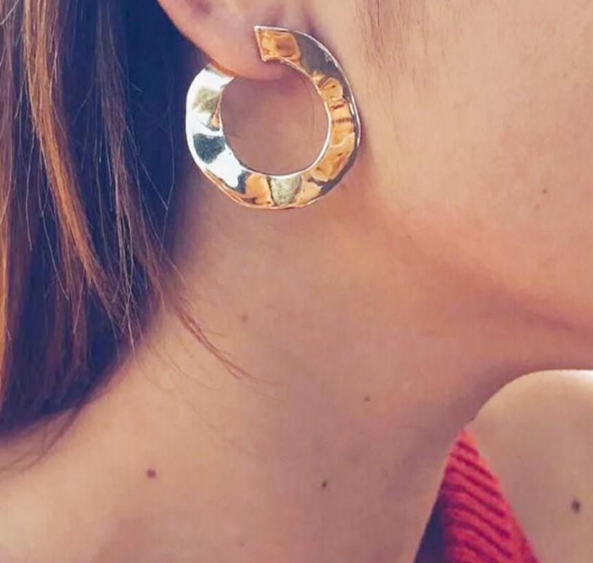 Artisan Aldana Rugged Hoop Earrings (Category: Earrings) located in Muntinlupa City. Submitted by mrph888 (Listing ID 267688481, Image 1). Description: Unique piece. Happy shopping! Delivery only (no meetups) To order: 1. Offer listed price. 2. Send name/add/mobile No details, no transaction.