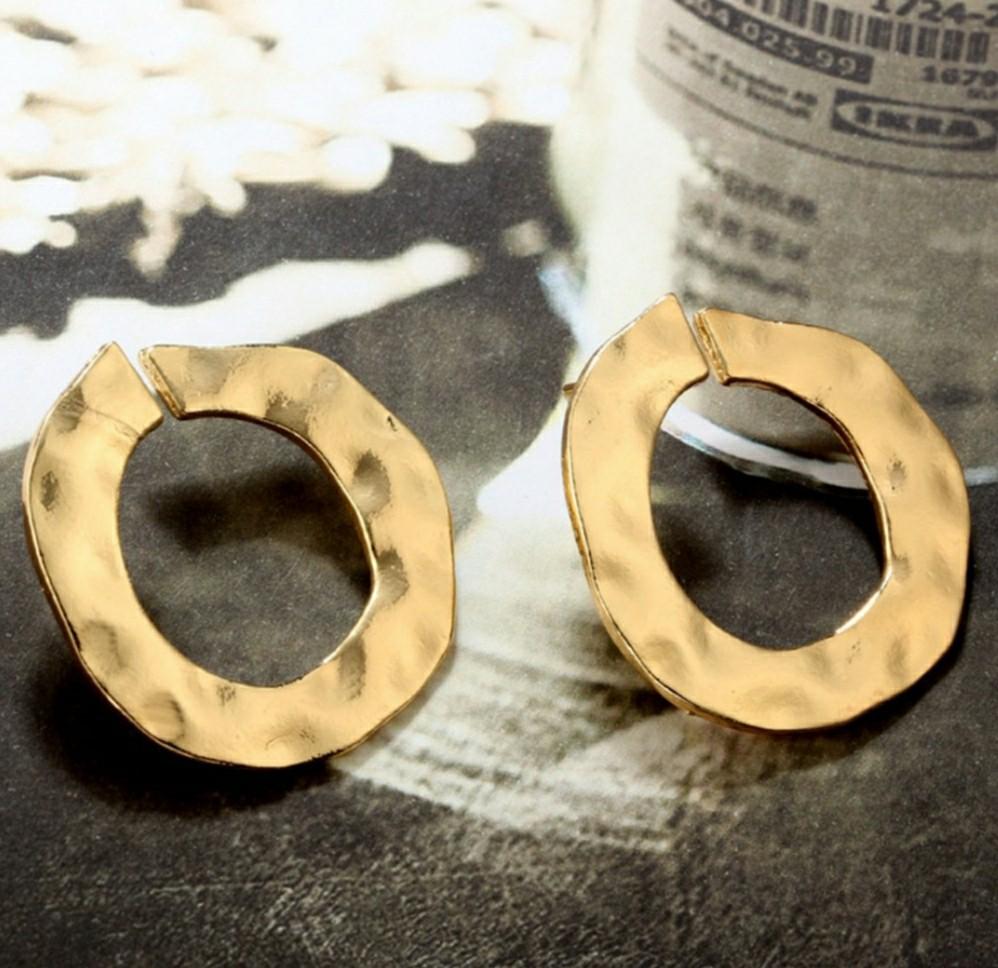 Artisan Aldana Rugged Hoop Earrings (Category: Earrings) located in Muntinlupa City. Submitted by mrph888 (Listing ID 267688481, Image 2). Description: Unique piece. Happy shopping! Delivery only (no meetups) To order: 1. Offer listed price. 2. Send name/add/mobile No details, no transaction.