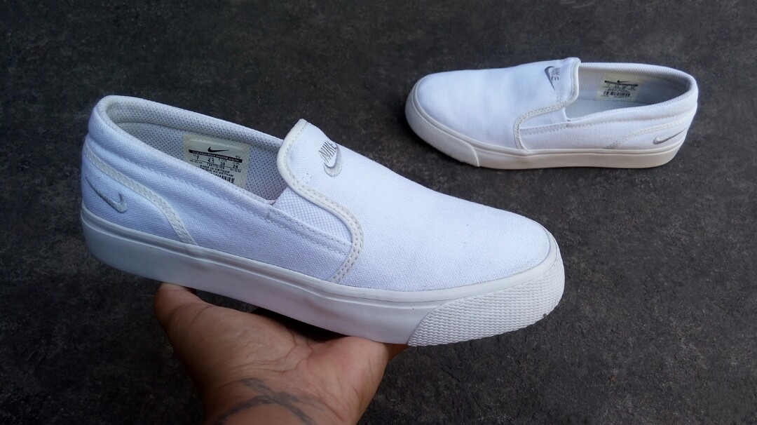 nike toki slip on white