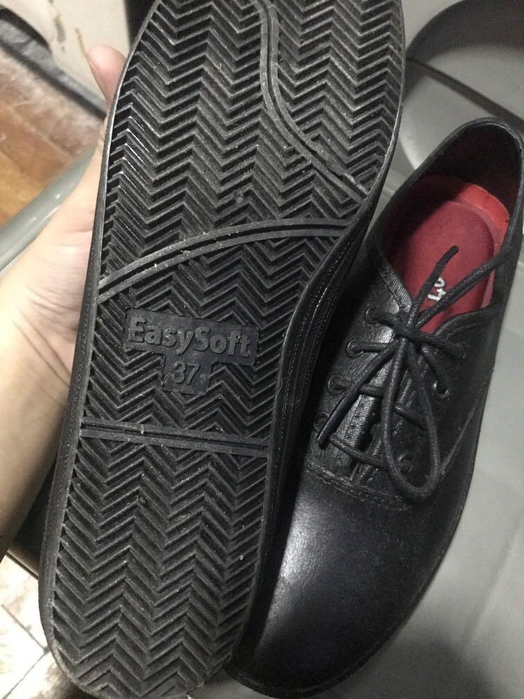 Black shoes (Category: Sneakers) located in San Pedro. Submitted by chenramirez (Listing ID 268046888, Image 2). Description: ✔️Used once ✔️Splasher Shoes ✔️Still negotiable #carouswitch.