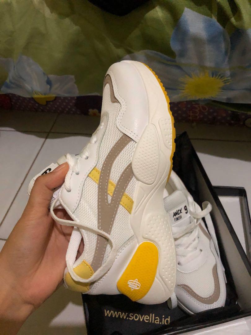 Sepatu Sneakers Sovella 38, Fesyen Wanita, Sepatu di Carousell