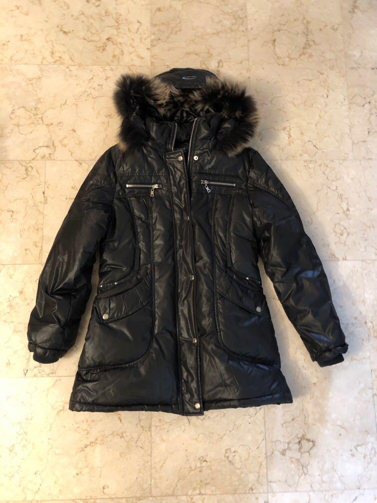 Winter Jacket (Category: Coats, Jackets and Outerwear) located in Singapore. Submitted by tchsg (Listing ID 267712776, Image 1). Description: Lady winter down jacket used one time only, waist 32 inches Hip 38 inches .