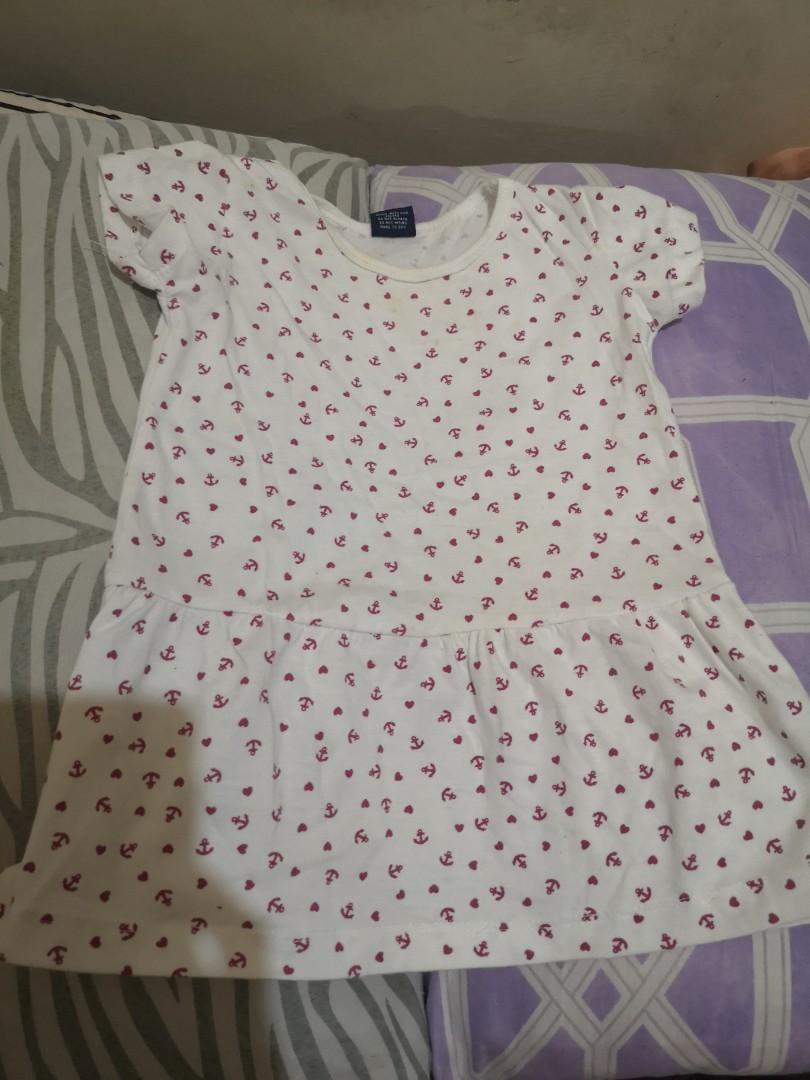 Garmas Printed Shirt M (Category: Babies & Kids Fashion) located in Pasig City. Submitted by aronlinebazaar (Listing ID 268307573, Image 1). Description: Garmas Shirt Medium on Tag Can fit 2y/o 3 if petite With slight stain due to storage as seen on photo but can be washed. Seldom used..