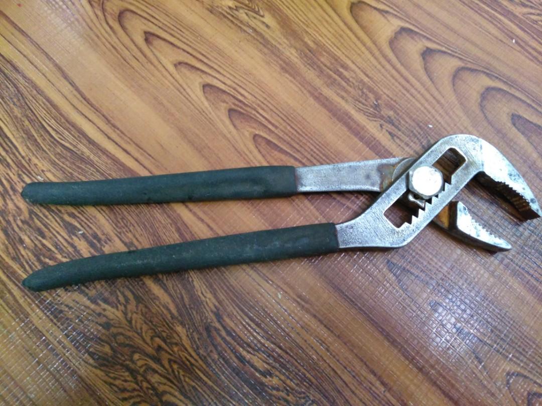 Japanese pipe wrench, Hobbies & Toys, Stationery & Craft, Craft