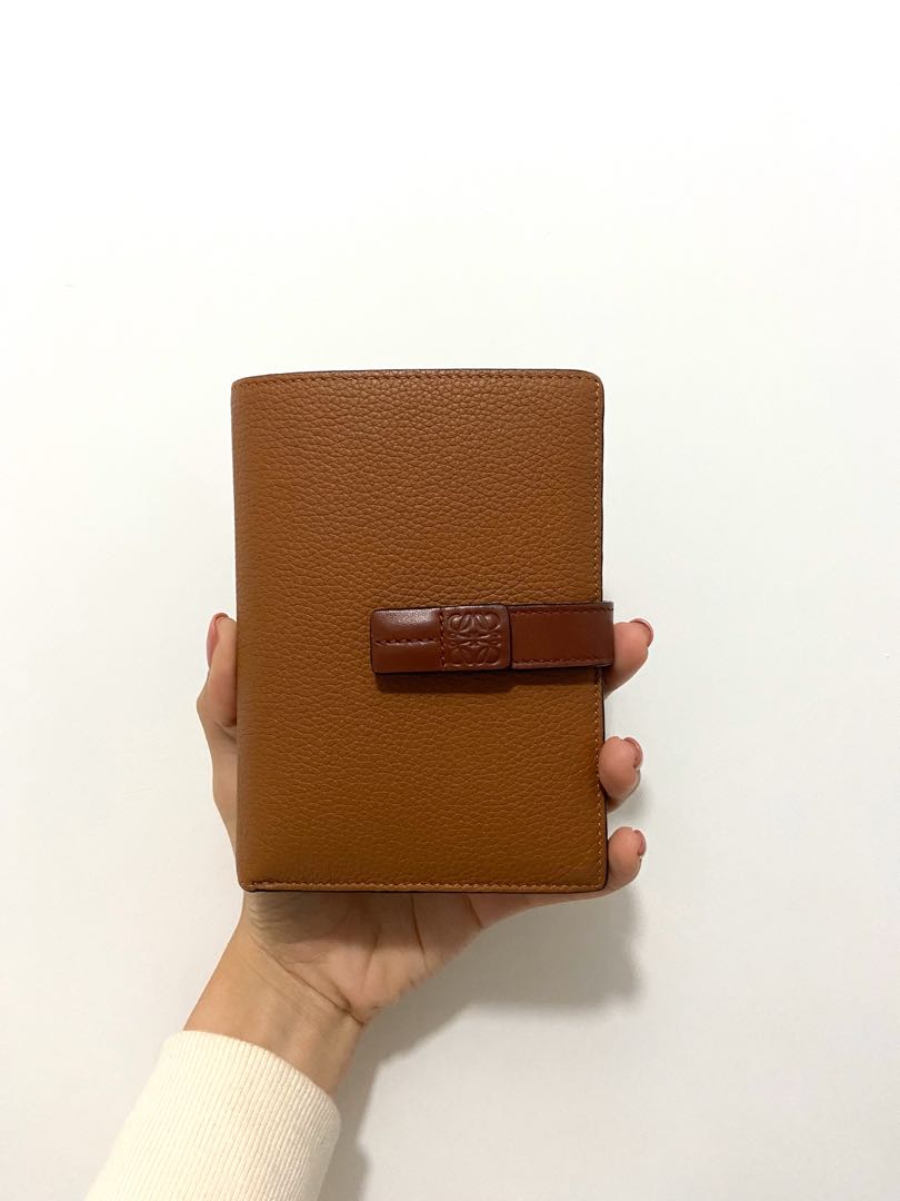 LOEWE Medium Vertical Wallet #LightCaramel/Pecan, 女裝, 手袋及銀包