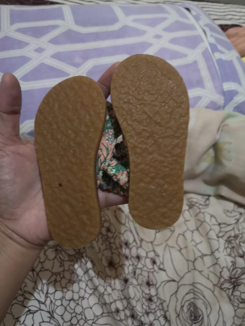 Oello Hand made Sandals us6 (Category: Babies & Kids Fashion) located in Pasig City. Submitted by aronlinebazaar (Listing ID 268267101, Image 2). Description: Oello Hand Made Sandals US6 Barely used. Missing box. Very good used condition.