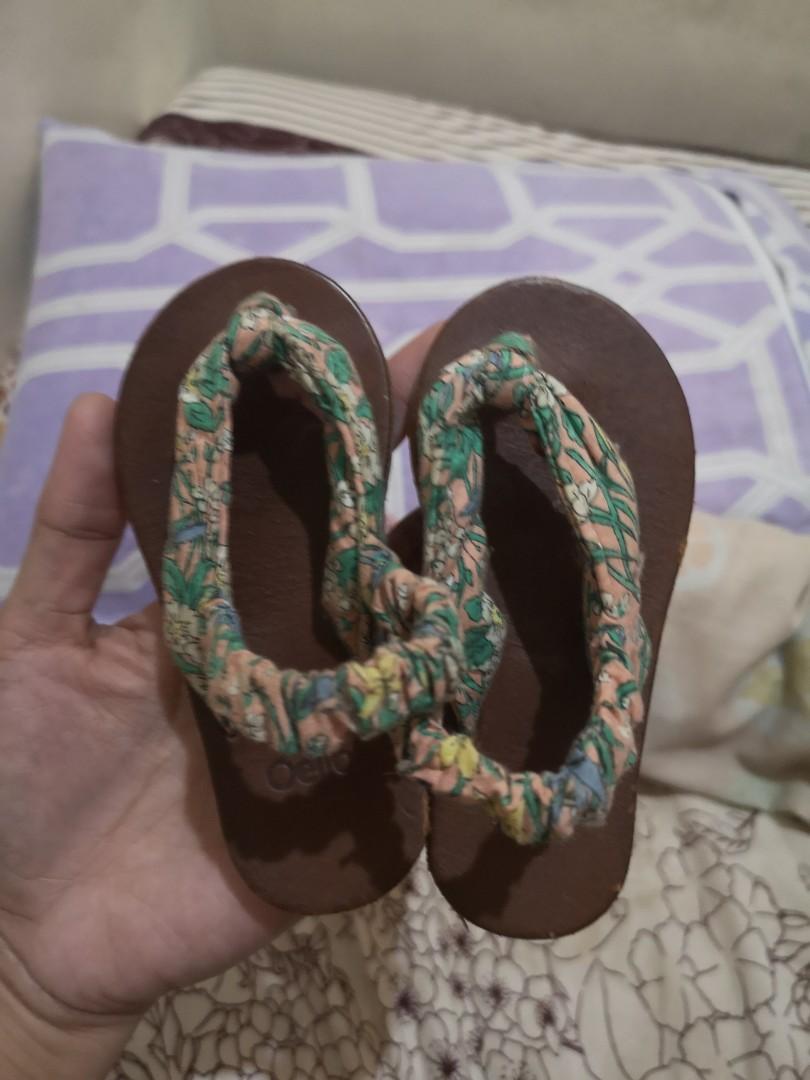 Oello Hand made Sandals us6 (Category: Babies & Kids Fashion) located in Pasig City. Submitted by aronlinebazaar (Listing ID 268267101, Image 1). Description: Oello Hand Made Sandals US6 Barely used. Missing box. Very good used condition.
