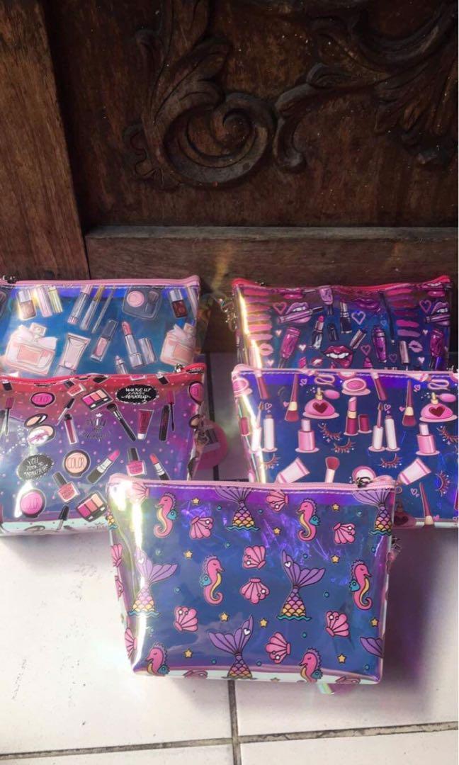 ON HAND 😍 MAKE UP POUCH FREE SHIPPING (Category: Makeup) located in Manila. Submitted by everythinchic (Listing ID 268268377, Image 2). Description: .