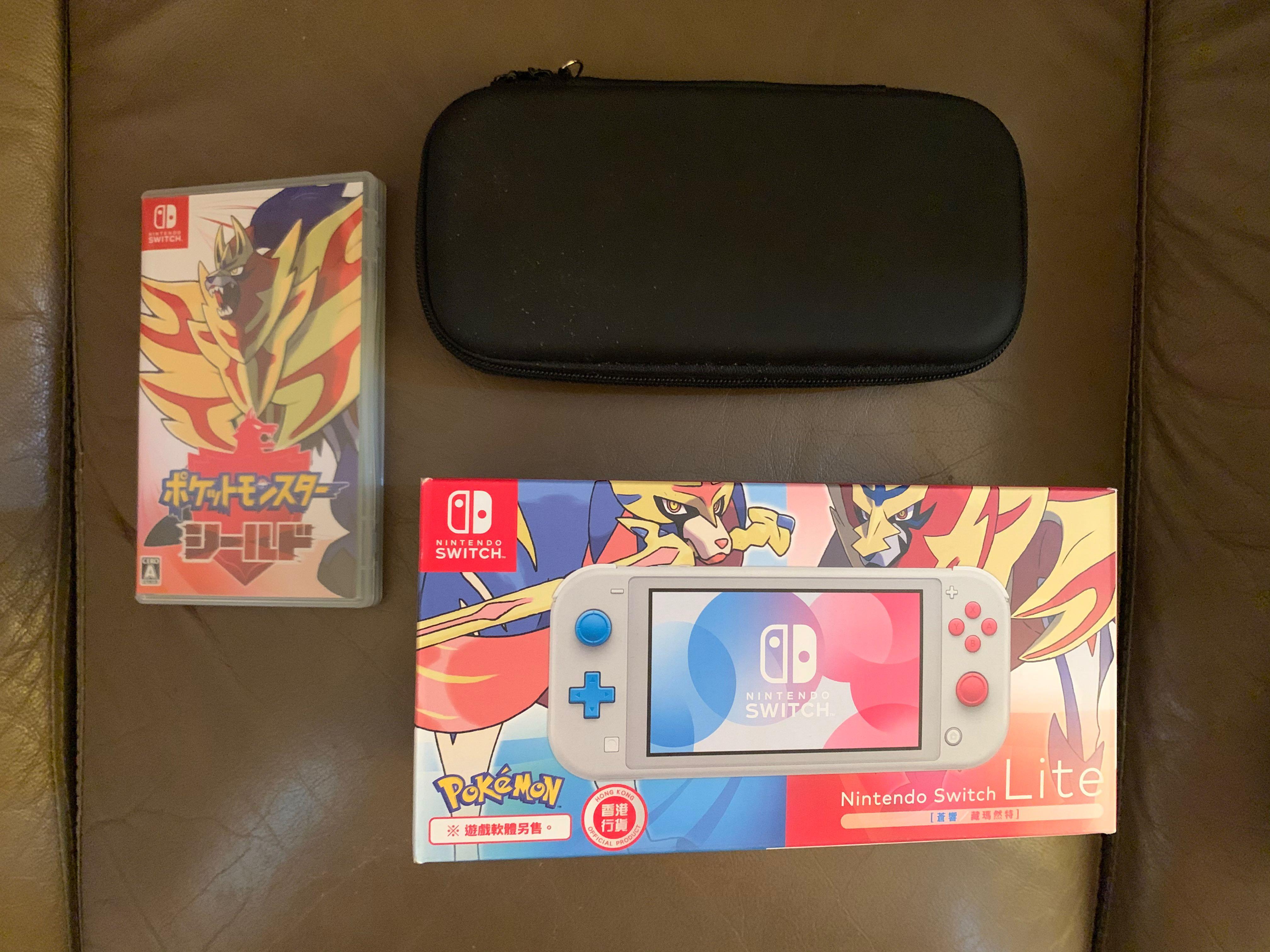 SWITCH Lite （分類：Nintendo 任天堂）位於 Hong Kong。 由 smile_ng 提交（商品編號 268239224，圖片 1）。簡介： 售 所在地：HK 產品名稱：Switch lite + Pokemon 盾 價錢：$1300 新舊：99%新 玩咗2日唔啱玩，包套同貼咗mon貼。