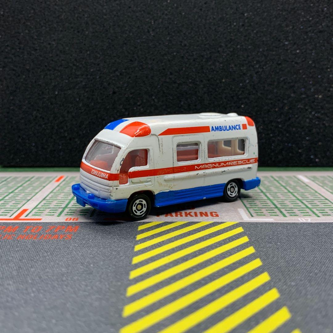 tomica nissan paramedic