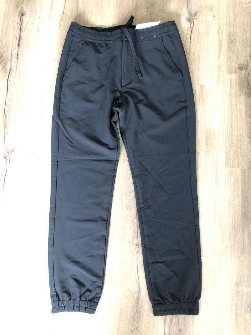 UNIQLO Jogger Pants black, Men's Fashion, Bottoms, Joggers on Carousell