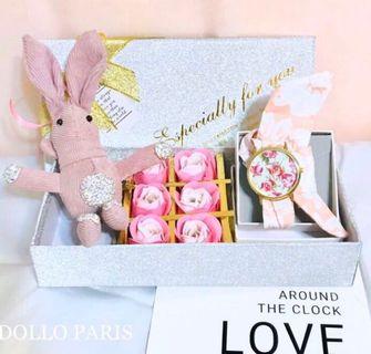 🌹母親節限量禮盒🌹DOLLO PARIS ( L ) FLORALTIME ROSY FRENCH STYLE SCART WATCH SOAP ROSE DIAMOND RABBIT GIFT BOX BIRTHDAY #MOTHERDAY #VALENTINES MOTHER DAY GIFTS 高級訂製 法式簡約 繁花時間系列 玫瑰布帶 #腕錶 手錶 #香皂花 閃鑽兔子禮盒 #生日 #情人節 #結婚 #求婚 #聖誕節 #禮物