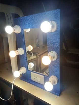 Vanity mirror free bulbs