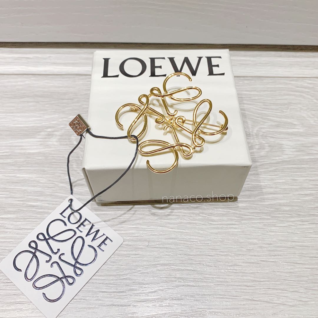 Loewe Anagram Brooch Gold, 女裝, 飾物及配件, 頸鍊- Carousell