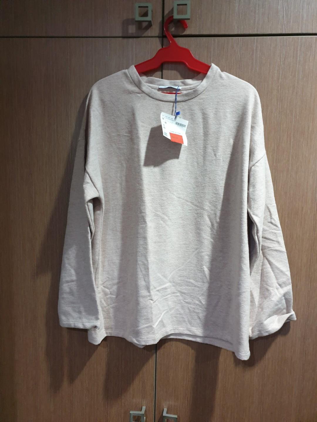 New zara oversized sweater top (Category: Others Tops) located in Makati City. Submitted by bargain_hunt (Listing ID 268621343, Image 1). Description: New with tag Original price p1495 Light blush color.