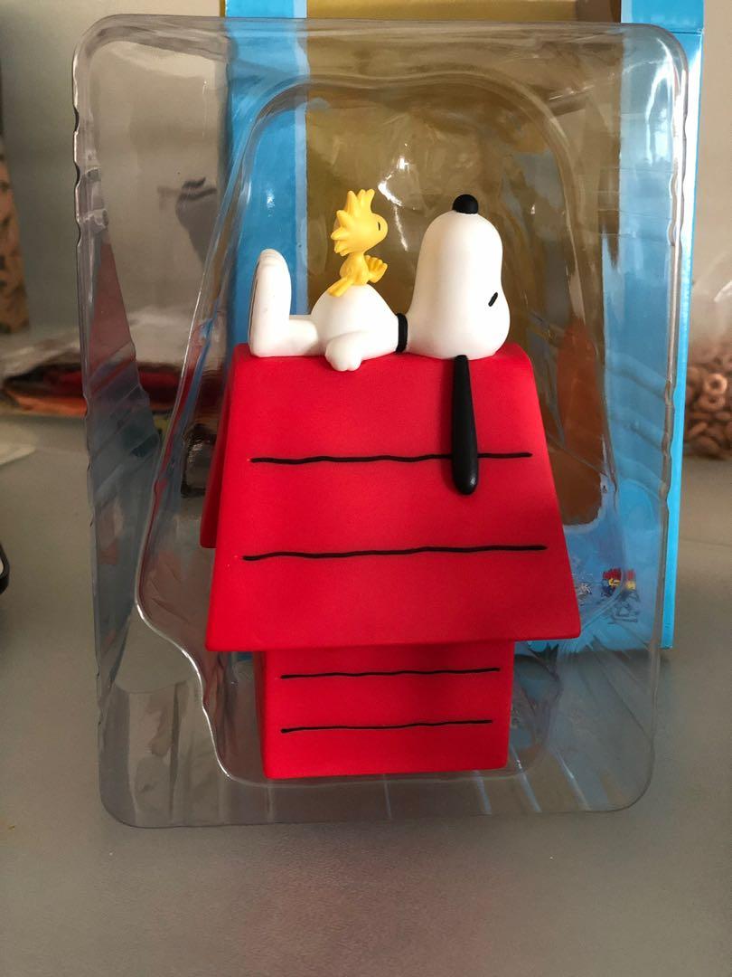 snoopy dog house toy