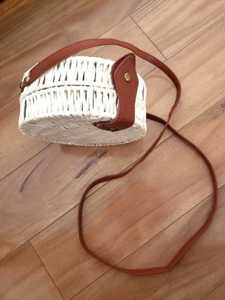 White Rattan bag round