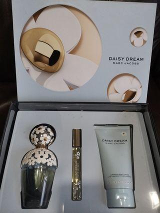 Marc Jacobs Daisy Dream perfume and body lotion gift set