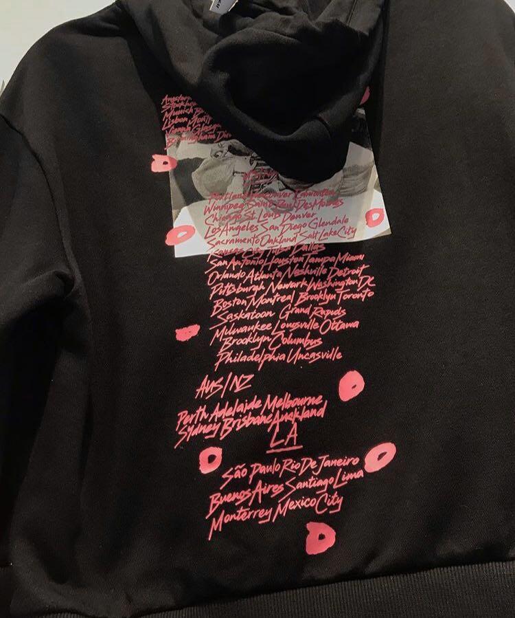 H M Shawn Mendes The Tour Hoodie Fesyen Wanita Pakaian Wanita Atasan Di Carousell