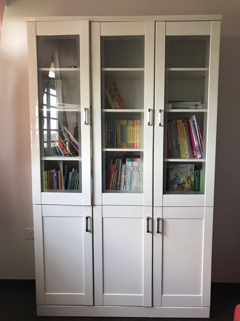 Cupboard For Books Lots of people like to read. Imagens de Fundos