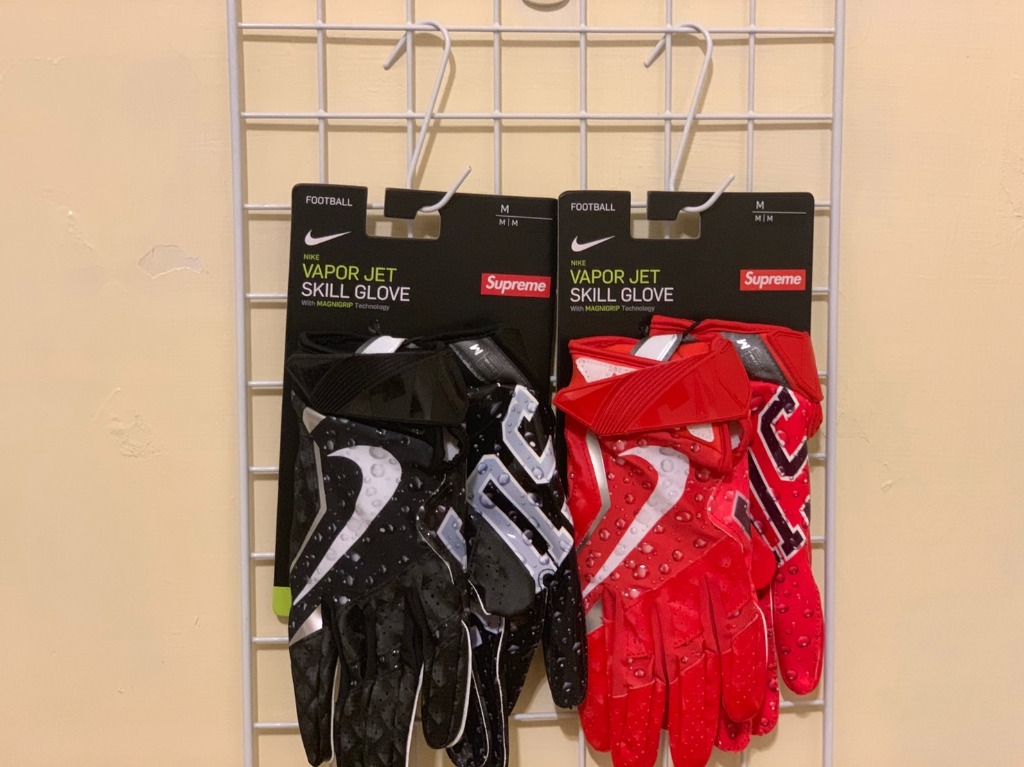 Supreme®/Nike® Vapor Jet 4.0 Football Gloves 美式足球手套紅/黑